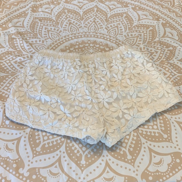 Lacy mini shorts - Picture 2 of 5